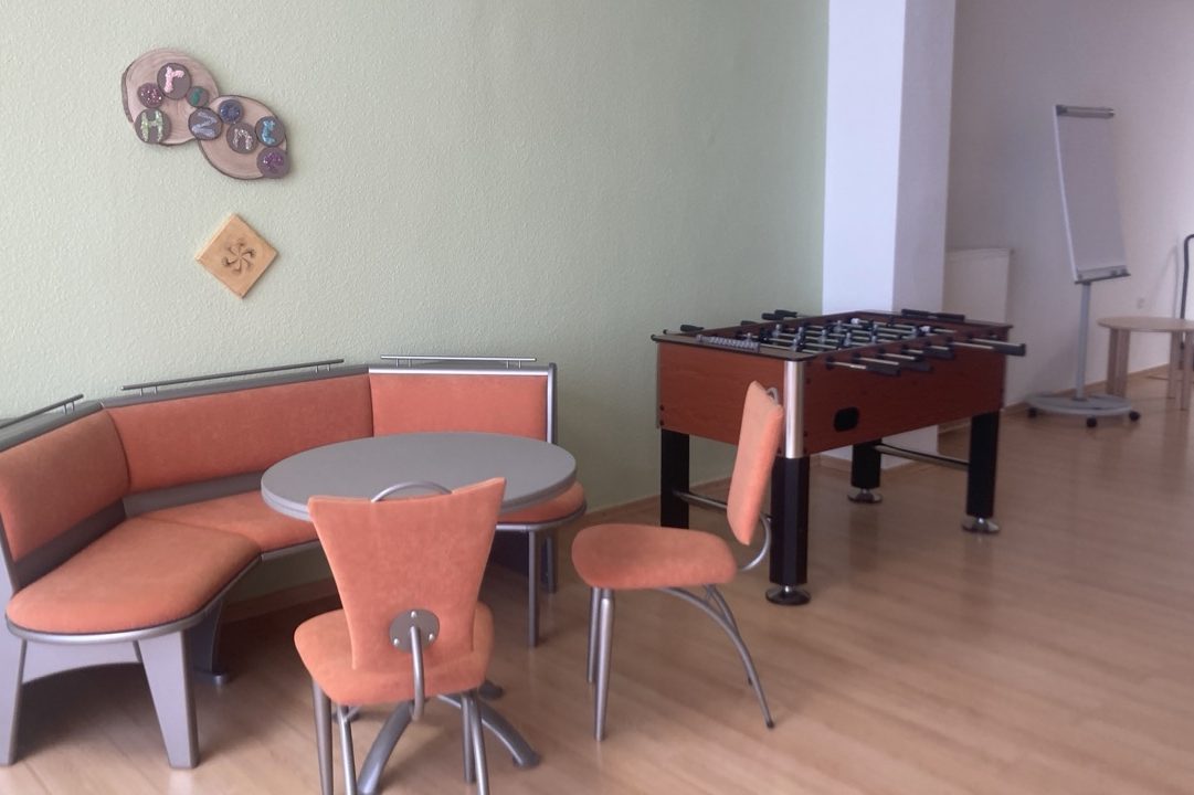 Horizonte e.V. Teilhabezentrum Zwei Personen spielen Tischfußball an einem hellen Ort.